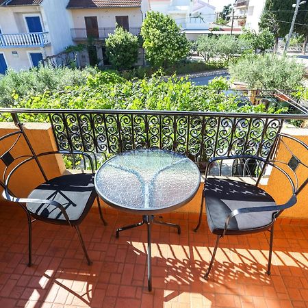 Apartments And Rooms Sinka Биоград на Мору Екстериор снимка