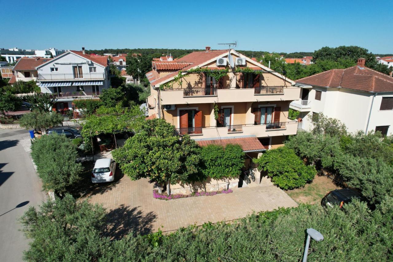 Apartments And Rooms Sinka Биоград на Мору Екстериор снимка