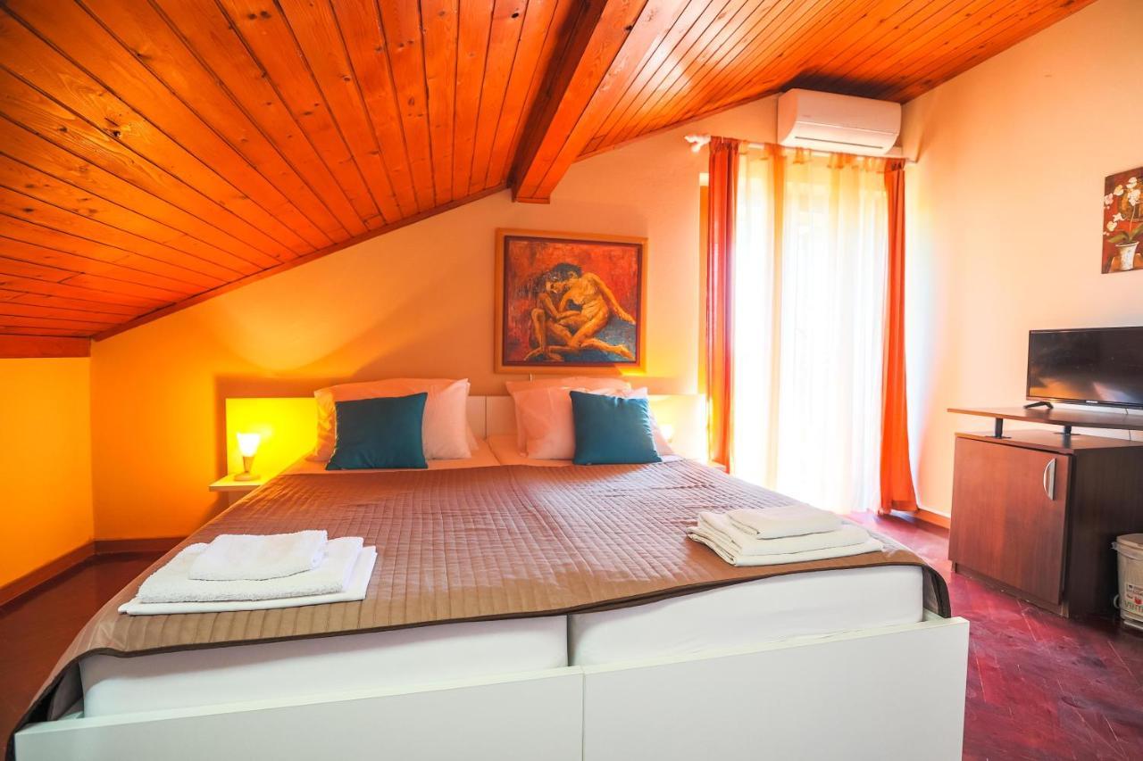 Apartments And Rooms Sinka Биоград на Мору Екстериор снимка