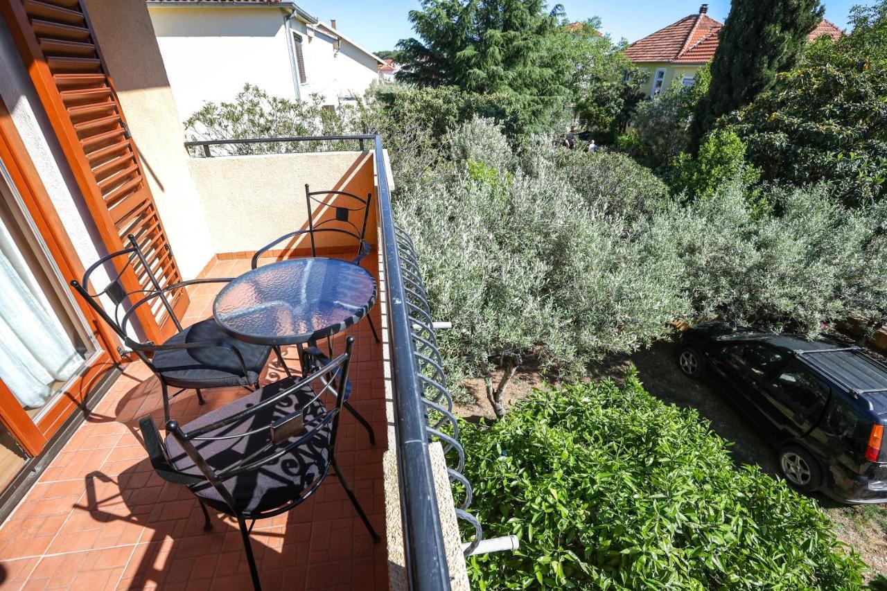Apartments And Rooms Sinka Биоград на Мору Екстериор снимка