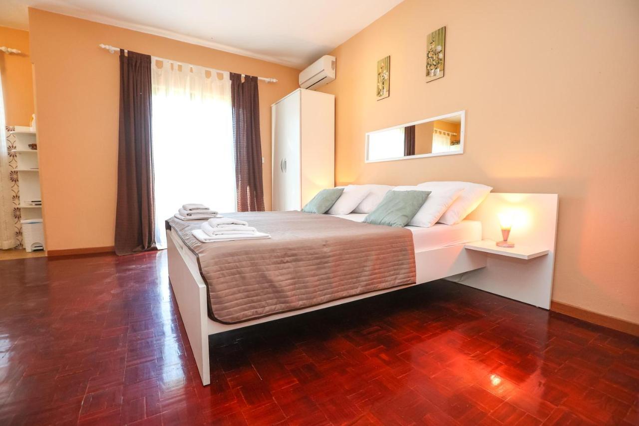 Apartments And Rooms Sinka Биоград на Мору Екстериор снимка