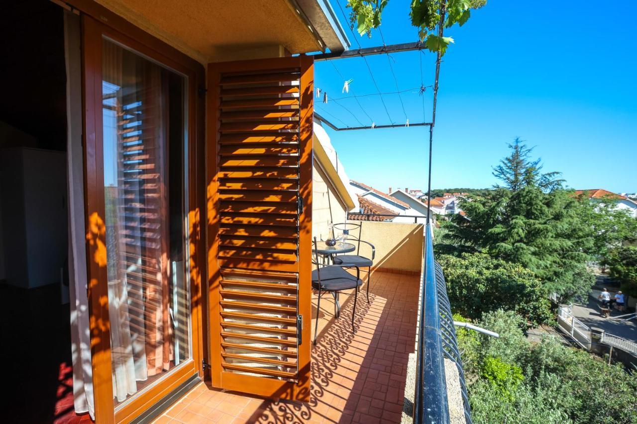 Apartments And Rooms Sinka Биоград на Мору Екстериор снимка