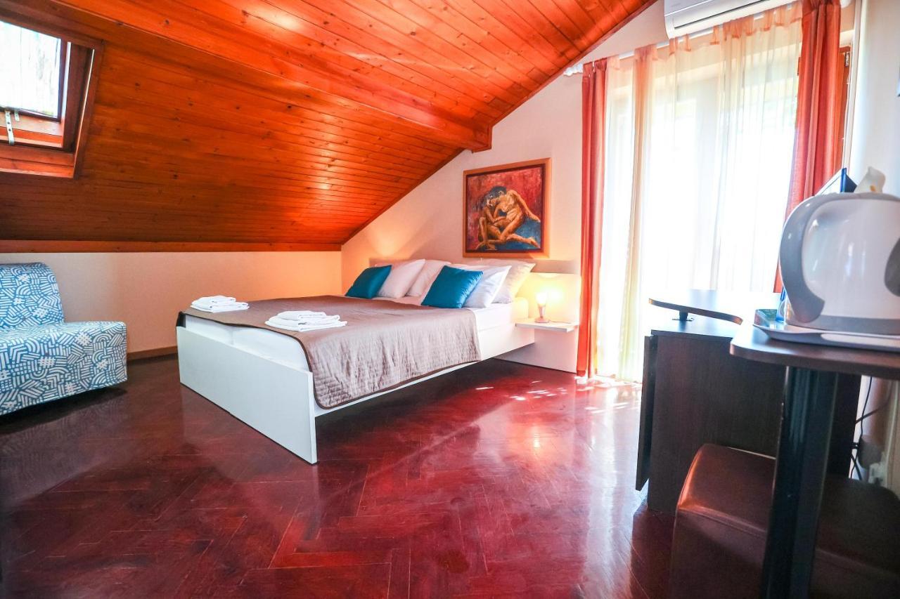 Apartments And Rooms Sinka Биоград на Мору Екстериор снимка