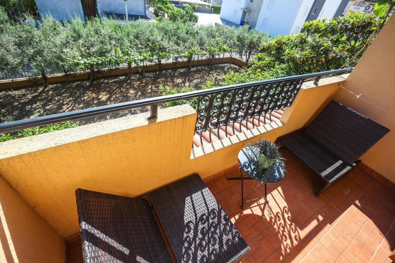Apartments And Rooms Sinka Биоград на Мору Екстериор снимка