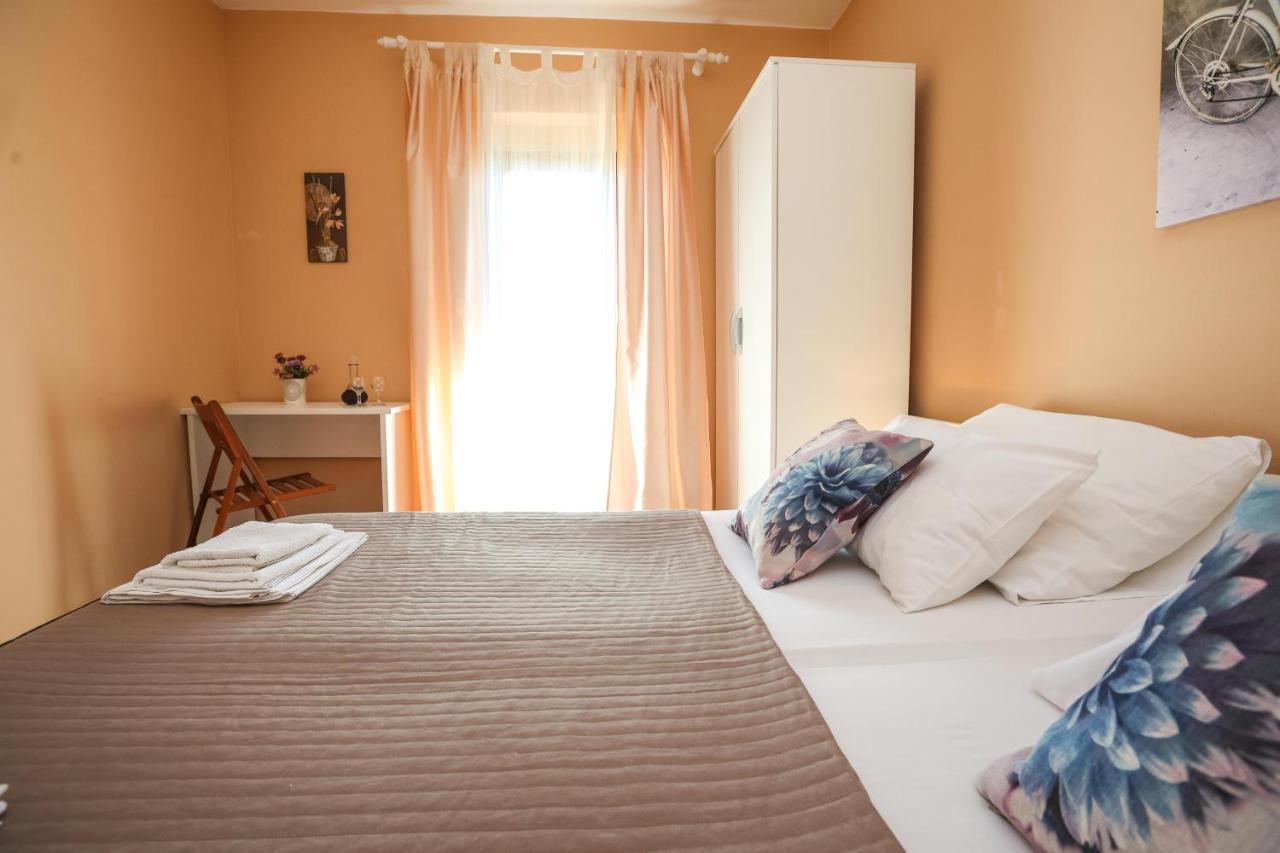 Apartments And Rooms Sinka Биоград на Мору Екстериор снимка