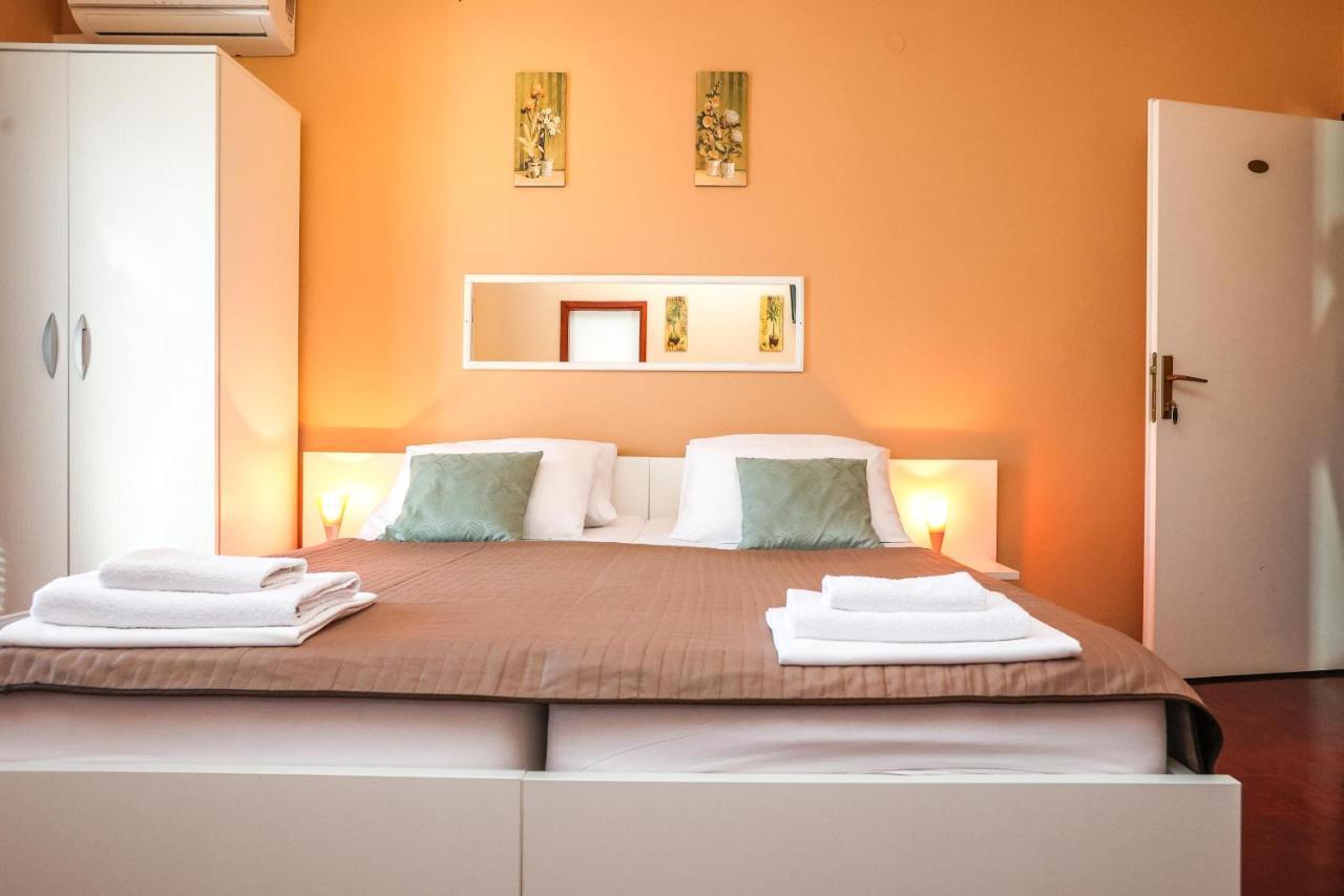 Apartments And Rooms Sinka Биоград на Мору Екстериор снимка
