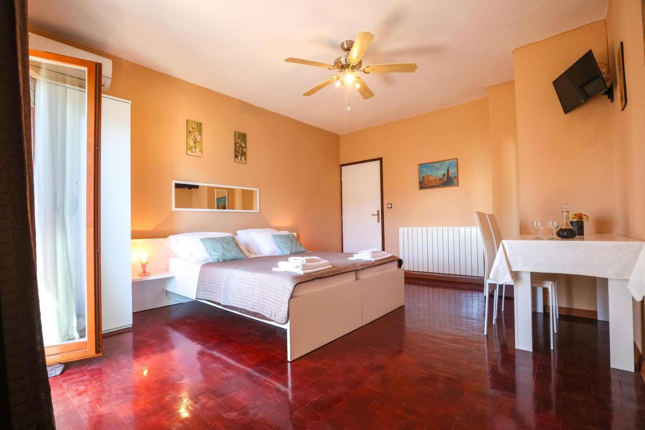 Apartments And Rooms Sinka Биоград на Мору Екстериор снимка