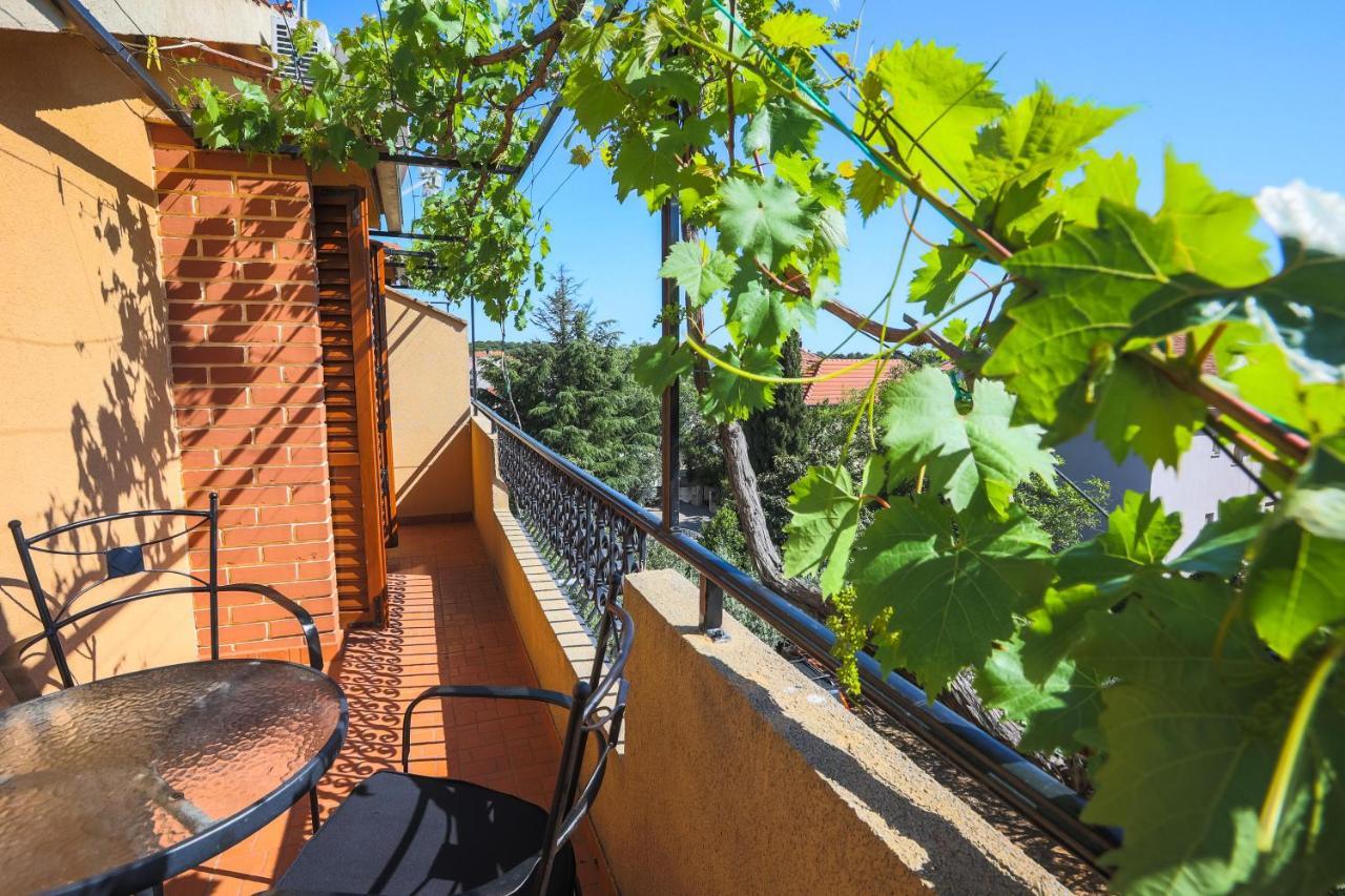 Apartments And Rooms Sinka Биоград на Мору Екстериор снимка