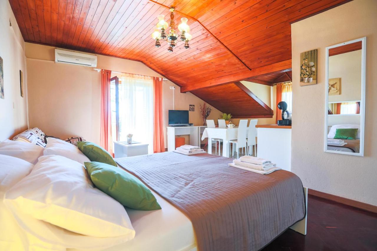Apartments And Rooms Sinka Биоград на Мору Екстериор снимка