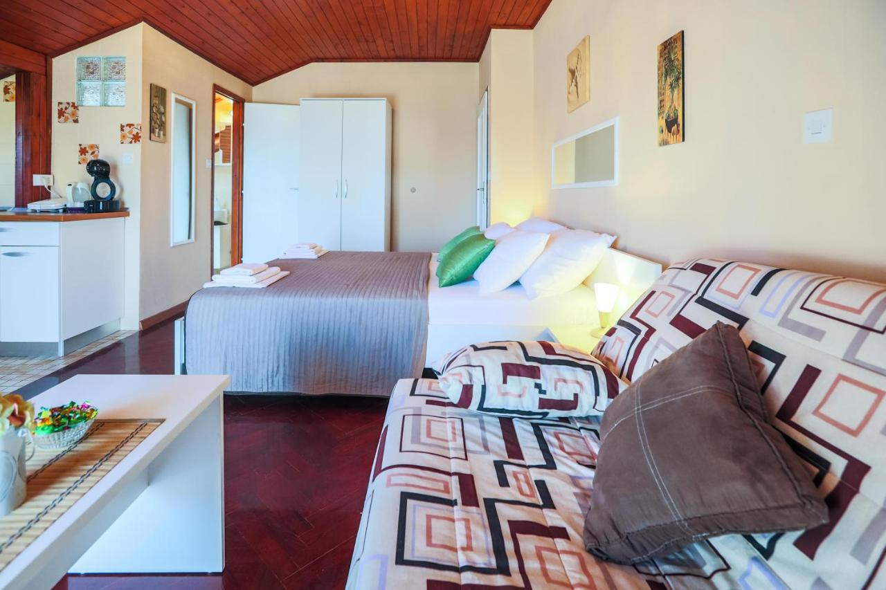 Apartments And Rooms Sinka Биоград на Мору Екстериор снимка