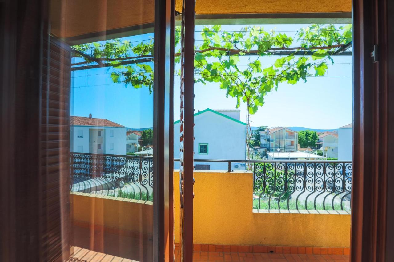 Apartments And Rooms Sinka Биоград на Мору Екстериор снимка