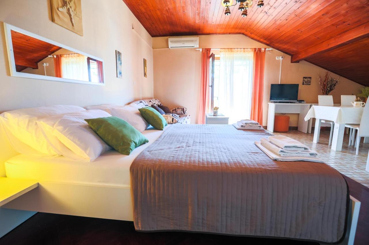 Apartments And Rooms Sinka Биоград на Мору Екстериор снимка