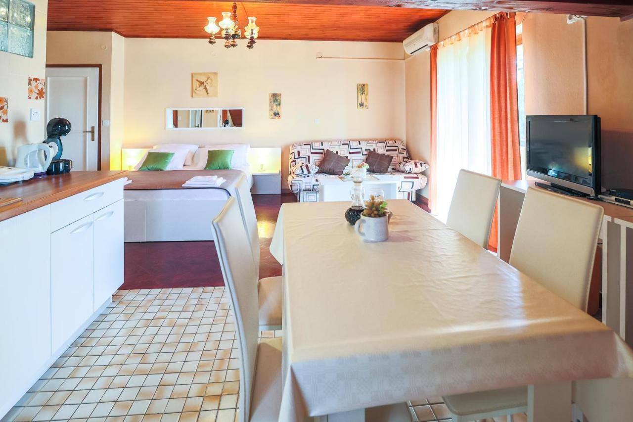 Apartments And Rooms Sinka Биоград на Мору Екстериор снимка