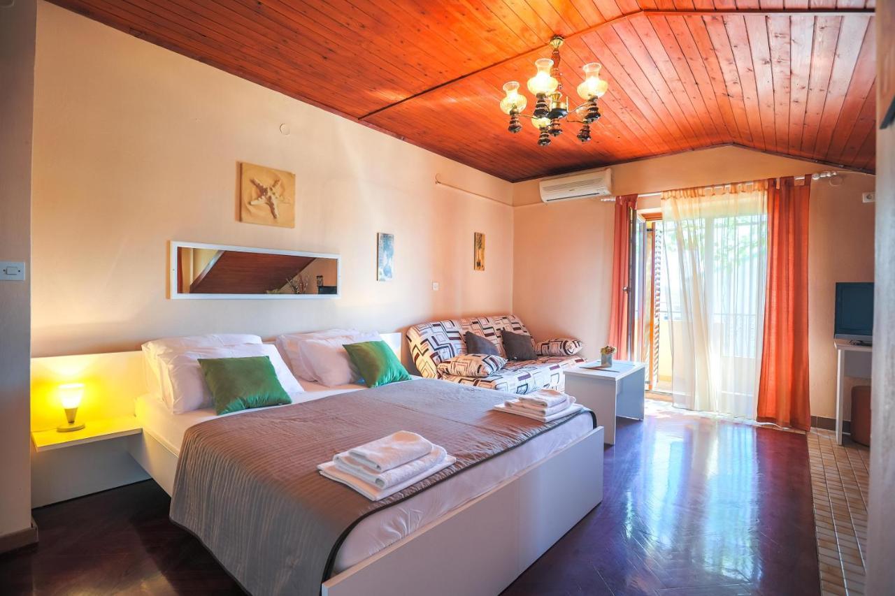Apartments And Rooms Sinka Биоград на Мору Екстериор снимка