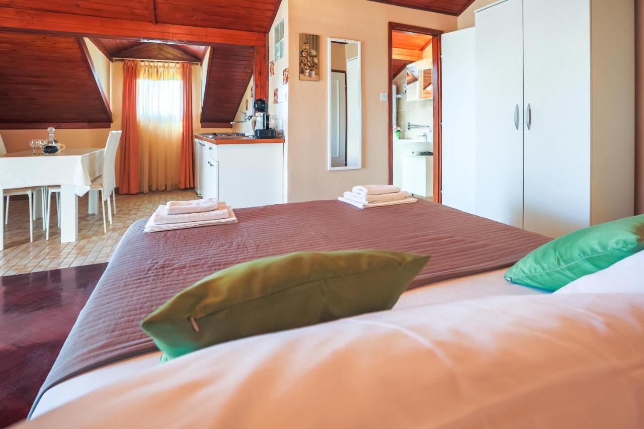 Apartments And Rooms Sinka Биоград на Мору Екстериор снимка