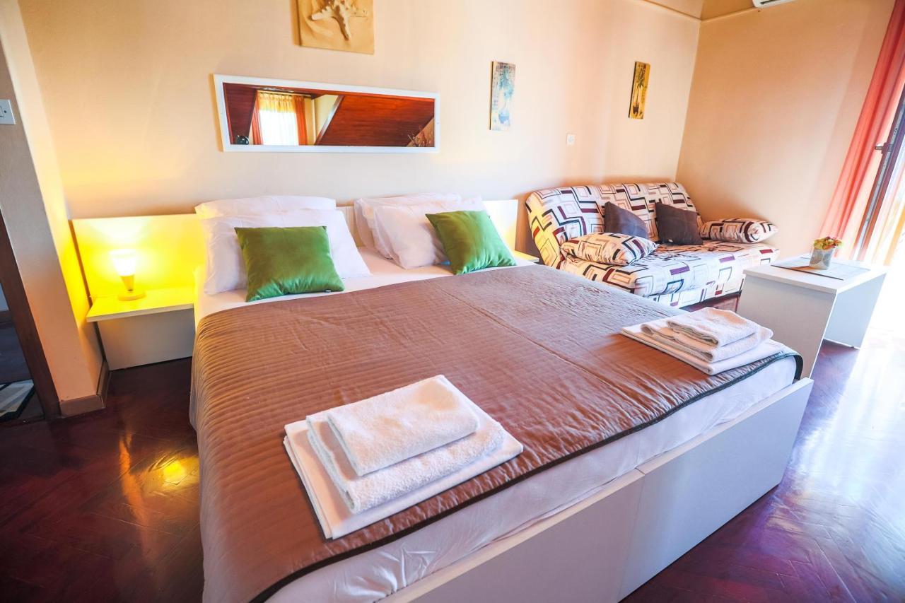 Apartments And Rooms Sinka Биоград на Мору Екстериор снимка
