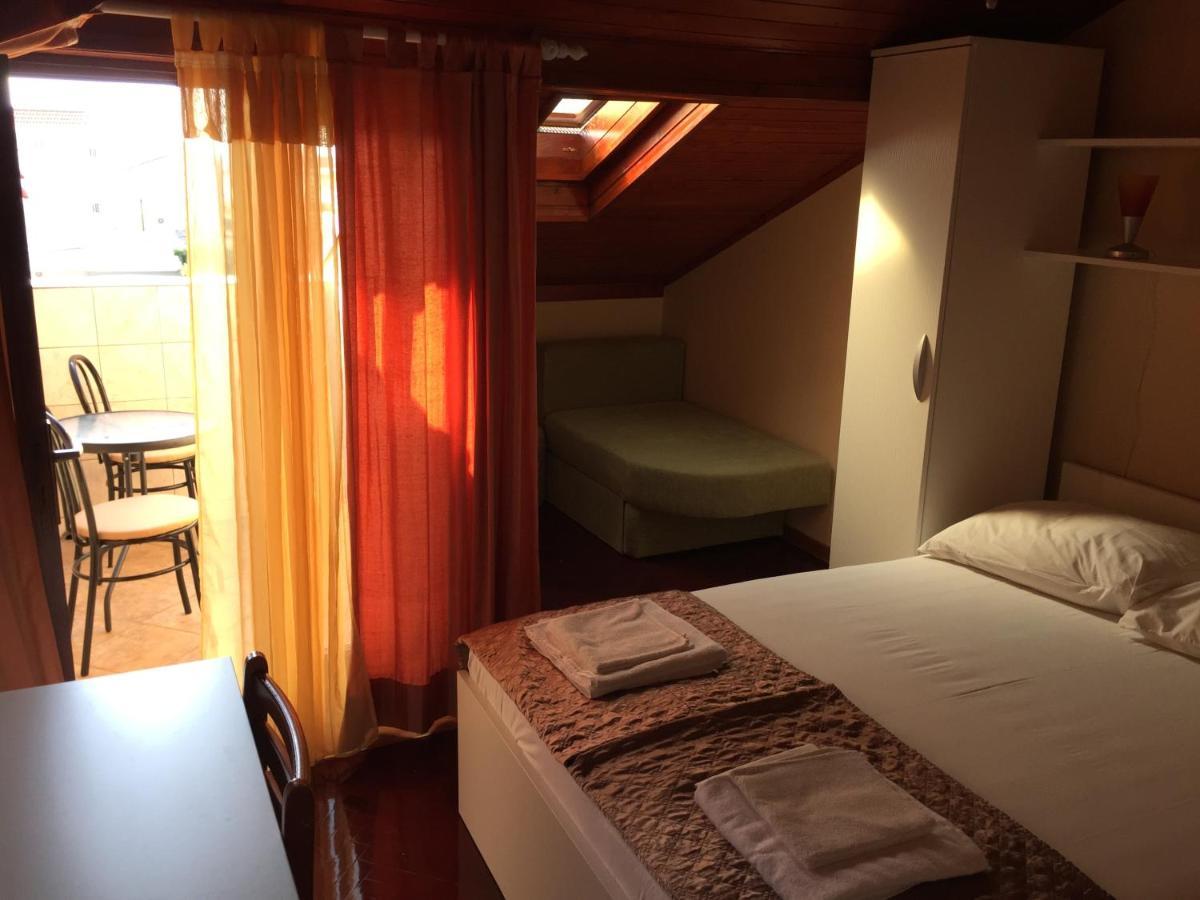 Apartments And Rooms Sinka Биоград на Мору Екстериор снимка