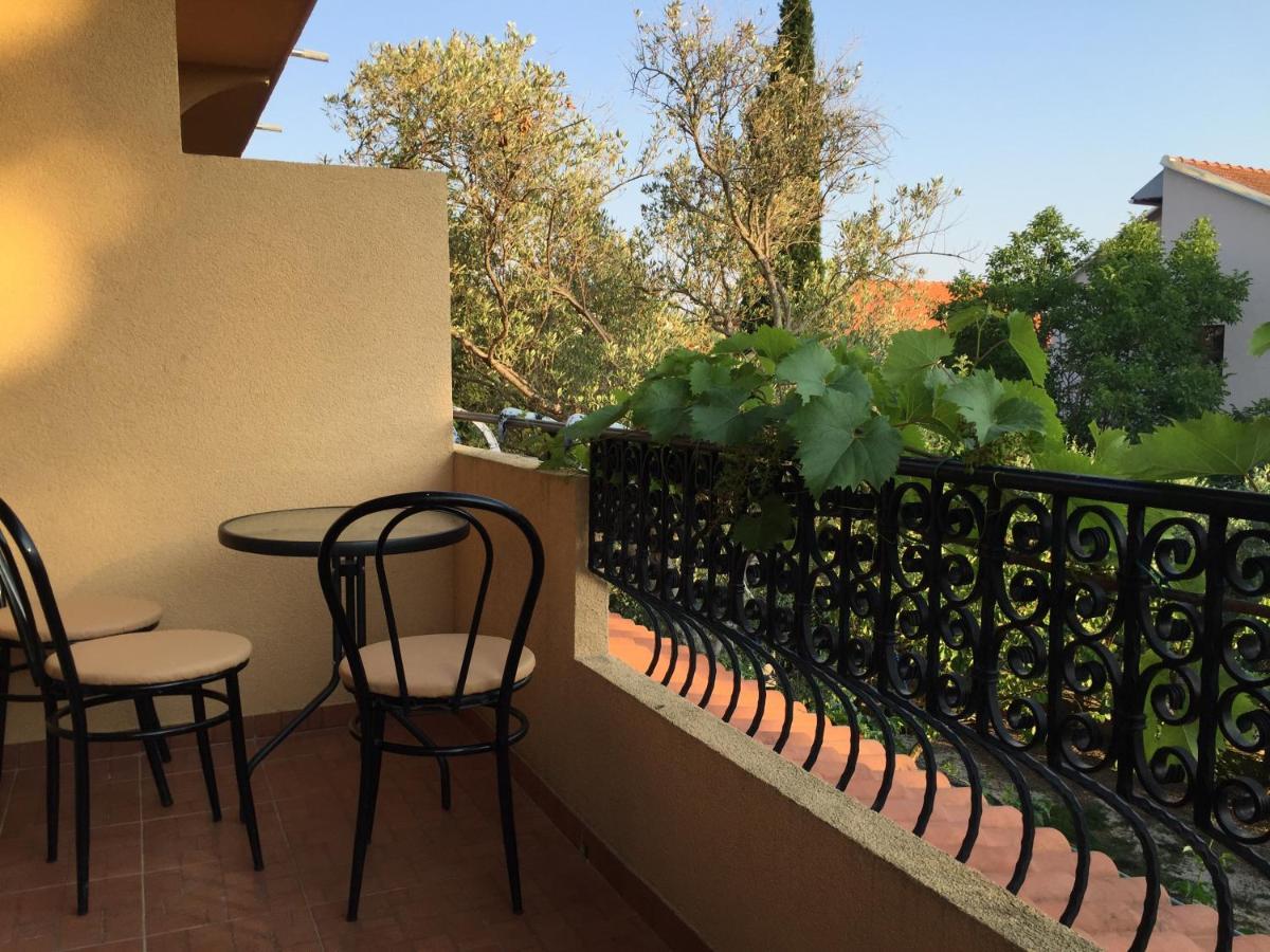 Apartments And Rooms Sinka Биоград на Мору Екстериор снимка